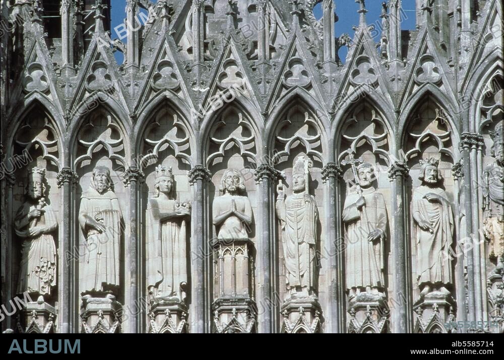 Reims (Marne). Cathédrale Notre-Dame. (commencée en 1211, choeur achevé en 1241, nef avant 1300). Vue extérieure : vue partielle de la façade ouest avec la galerie des Rois. Photo, 1996.