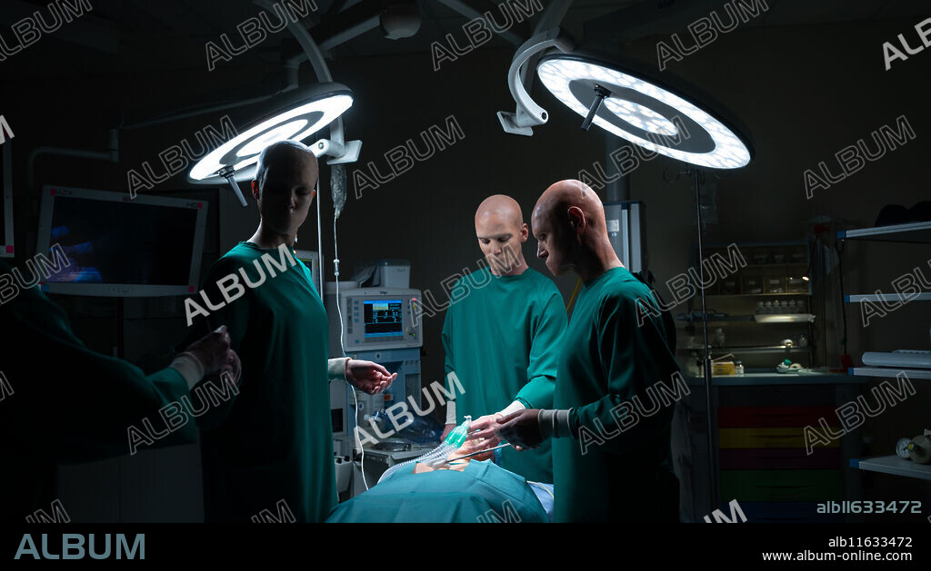 ALICE-SUBSERVIENCE, 2024 (SUBSERVIENCE), dirigida por S. K. DALE. Copyright Millennium Media / XYZ Films.