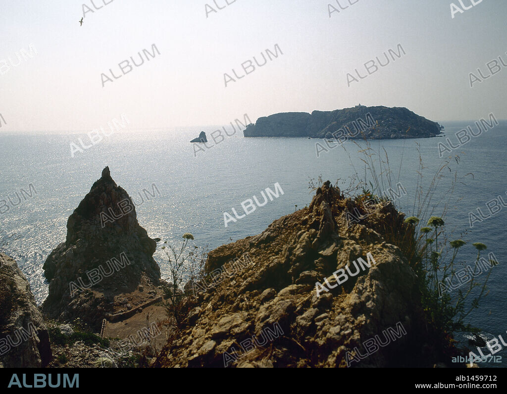 CATALUÑA. ISLAS MEDAS (ILLES MEDES). Detalle del abrupto paisaje costero de este conjunto natural protegido, situado frente a la población de l'Estartit. Provincia de Girona. Comarca del Baix Empordà.