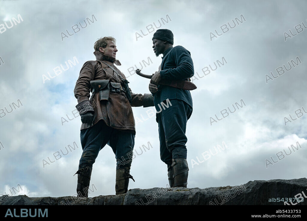 DJIMON HOUNSOU y RALPH FIENNES en KING'S MAN, THE: LA PRIMERA MISION, 2020 (THE KING'S MAN), dirigida por MATTHEW VAUGHN. Copyright 20TH CENTURY FOX.