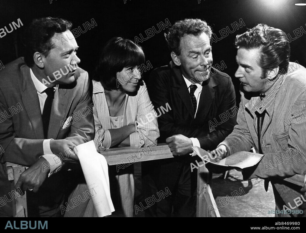ARKIV STOCKHOLM 1965.. Repetition av Murray Schisgals pjäs "Kääärlek" på Lilla Teatern i Stockholm. Från vänster skådespelarna Olof Thunberg, Gun Arvidsson och Nils Poppe samt regissören Keve Hjelm.. Foto: Rolf Petterson / SVT Bild / Kod: 5600. AB Text & Bilder.