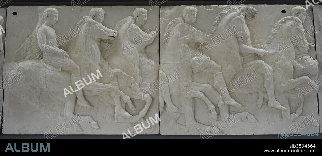 Replica de los relieves del friso sur del Partenón de la Acrópolis de Atenas. Realizados por Fidias y su taller. Siglo V a. C. Periodo Clásico. Bloque SX, 26-28. Tres jinete del quinto grupo galopan con sus caballos. Bloque S XI, figuras 29-31. Tres jinetes también del quinto grupo galopado con sus caballos. Original en el British Museum. Museo de la Acrópolis. Atenas. Grecia.