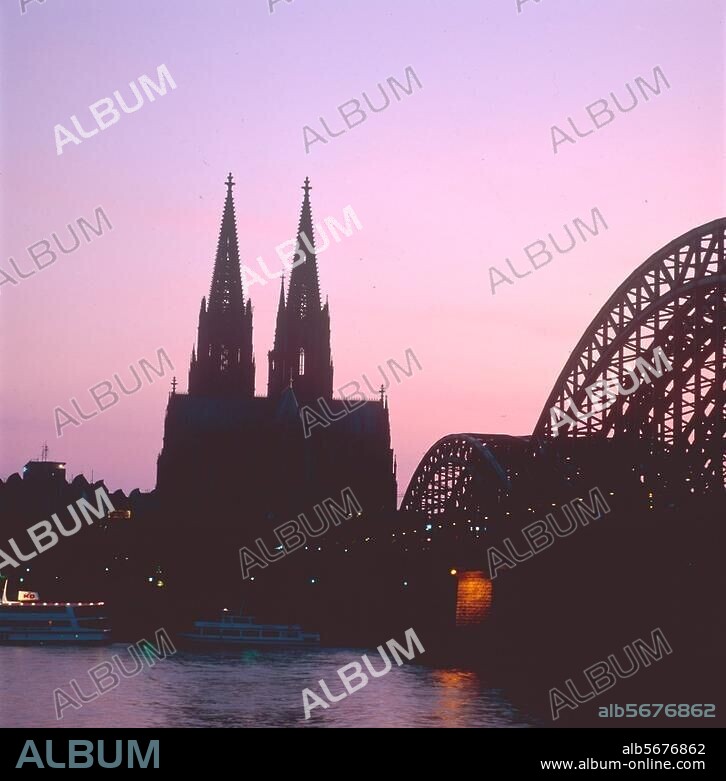 Köln, Dom. (Baubeginn 1248, Weihe des Chors 1322, Vollendung 1842-1880). Blick über den Rhein auf den Dom, rechts die Hohenzollernbrücke. Nachtaufnahme, 1993 © AKG / H. Bock.