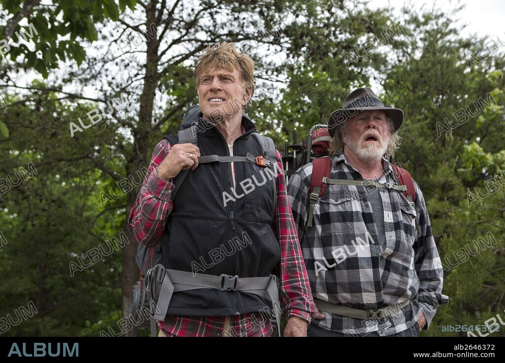 NICK NOLTE y ROBERT REDFORD en UN PASEO POR EL BOSQUE, 2015 (A WALK IN THE WOODS), dirigida por KEN KWAPIS. Copyright WILDWOOD ENTERPRISES / MASI, FRANK.