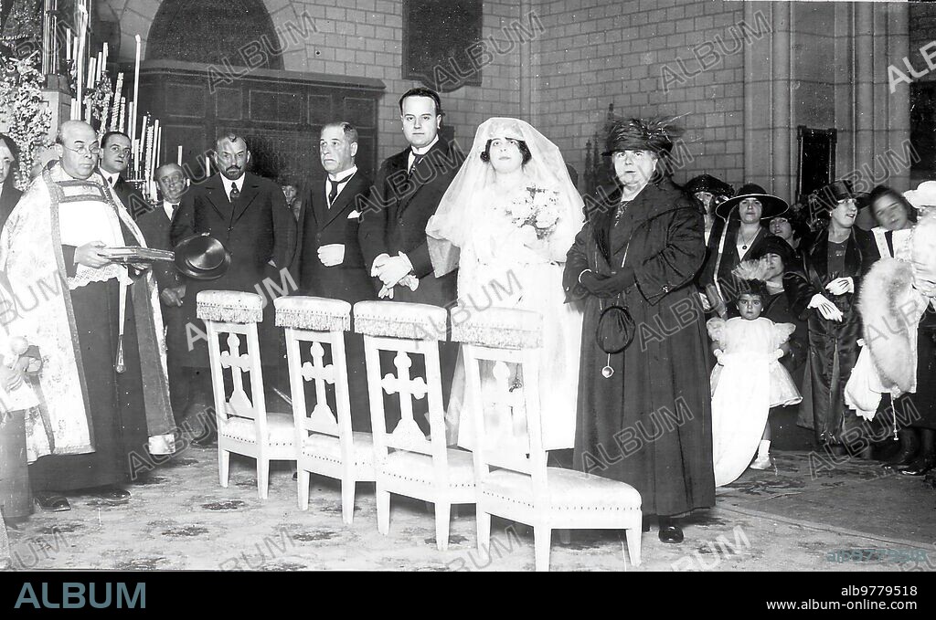 5 enero 1921. Madrid. En la iglesia de santa Cruz.
Boda de la Srta. Pepita Palma, Hija del subdirector del banco español de Credito, con D. Florencio Rodriguez.