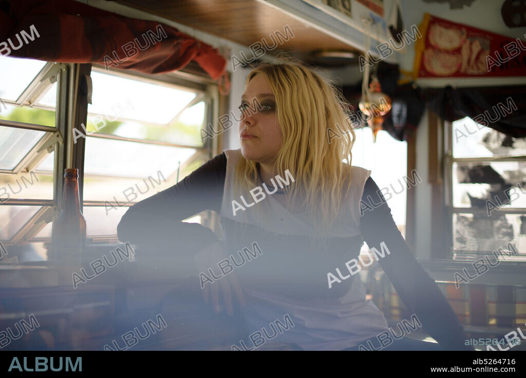 DAKOTA FANNING in VIENA AND THE FANTOMES, 2020, directed by GERARDO NARANJO. Copyright Lola Pictures / Verisimilitude.