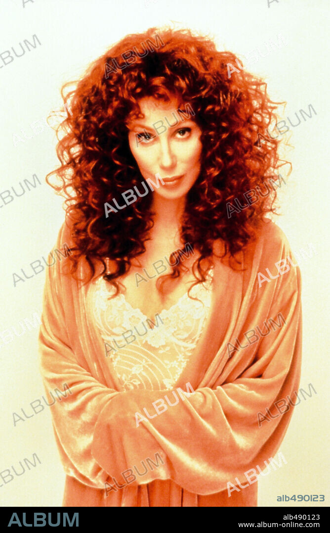 CHER en HECHIZO DE LUNA, 1987 (MOONSTRUCK), dirigida por NORMAN JEWISON. Copyright M.G.M.
