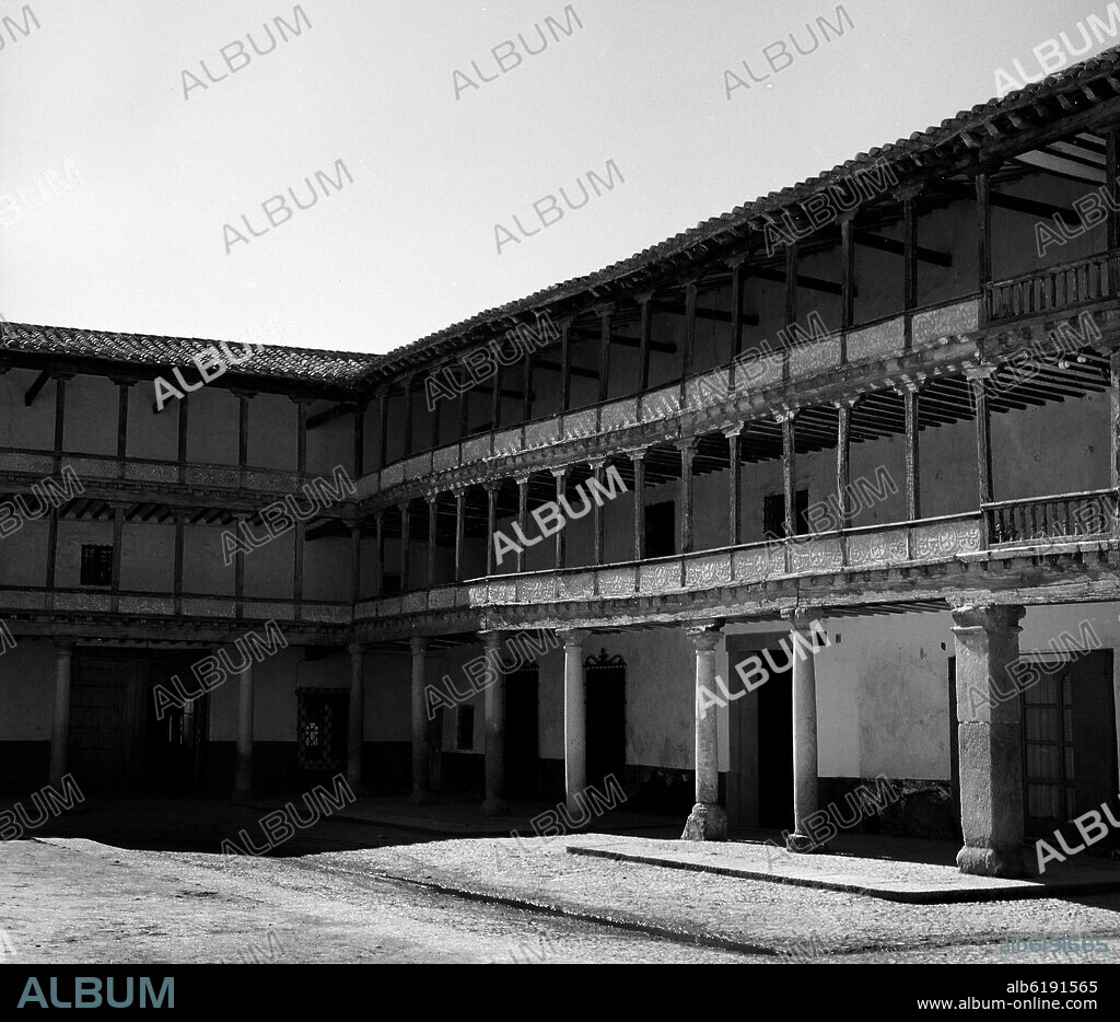 PLAZA MAYOR DE TEMBLEQUE - FOTOGRAFIA EN BLANCO Y NEGRO - AÑOS 60.