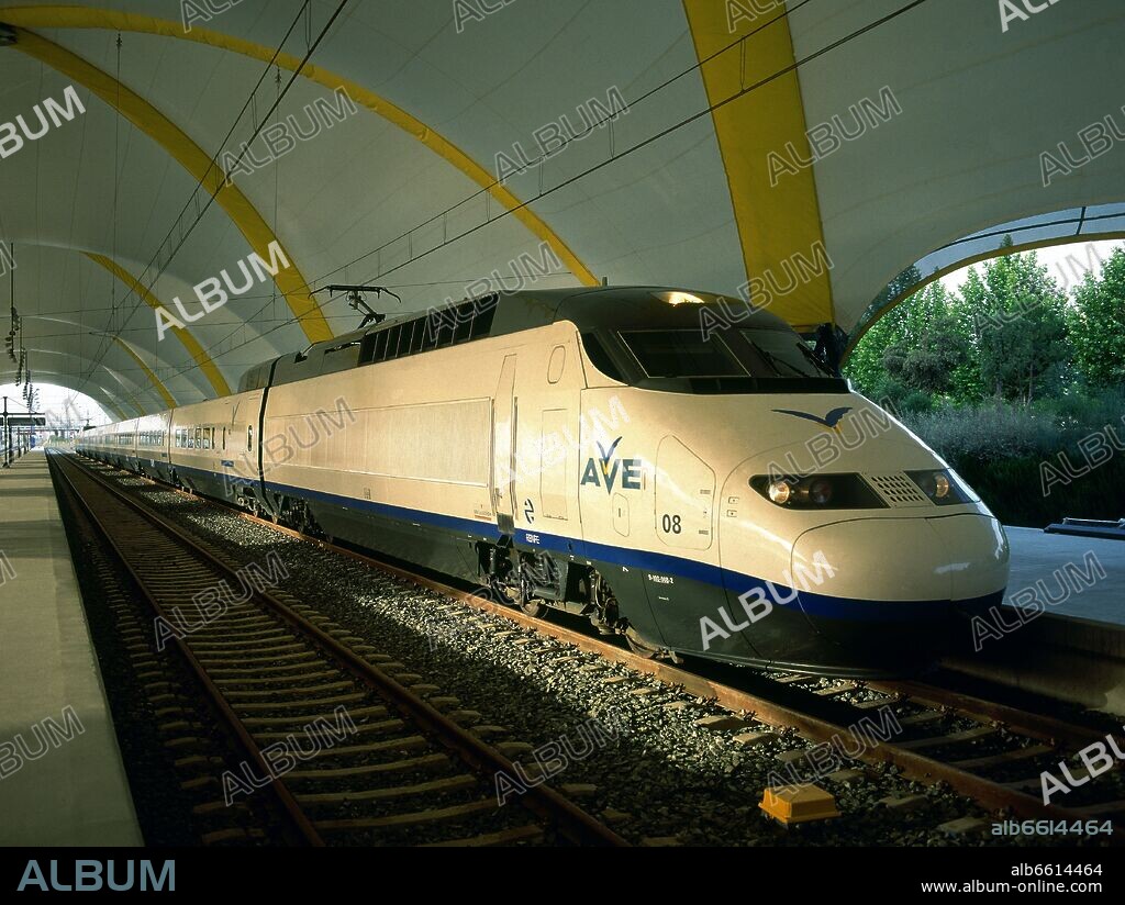 ESTACION-TREN DE ALTA VELOCIDAD(A.V.E.)ESTACIONADO EN VIAS.