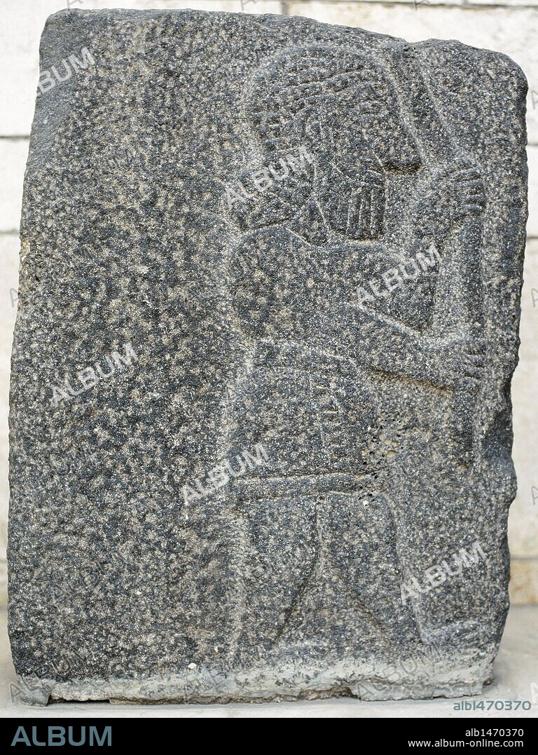 CIVILIZACIONES DEL MEDITERRANEO ORIENTAL. SIRIA. CULTURA ARAMEA. Desarrollada a partir del 1500 a. C. por este pueblo semita en tierras de la antigua Siria, cuyo núcleo puede situarse en las actuales Alepo y Damasco. Diestros en la talla de la piedra. Relieve en basalto con la representación de un GUERRERO CON ARCO (hacia el siglo VIII). Museo Nacional de Aleppo.