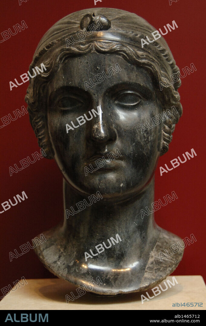 SAFO (h.612-h.570 a.C.). Poetisa griega, una de las más ilustres celebridades en la poesía lírica antigua. BUSTO DE SAFO en basalto negro. Copia de los siglos XVI-XVIII de un original griego. Palacio Massimo. Museo Nacional Romano. Roma. Italia.