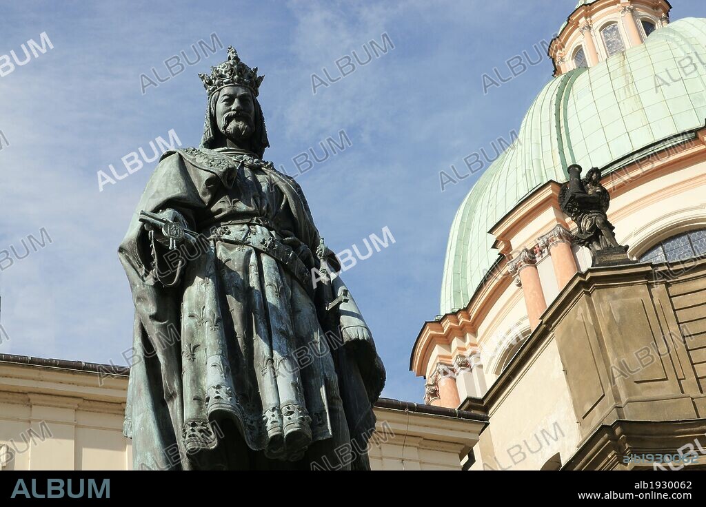 CARLOS IV DE LUXEMBURGO. CARLOS I DE BOHEMIA Y IV DE ALEMANIA (1316-1378). Emperador del Sacro Imperio Romano Germánico y rey de Bohemia. Escultura junto al Puente de Carlos. Praga. República Checa. Centro Europa.