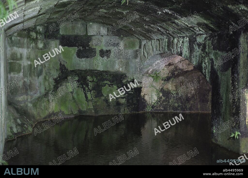 Cisterna subterránea para recoger el agua de lluvia y rampa de acceso a la plataforma alta. Siglo XVIII. Museo Arqueológico e Histórico (Castillo de San Antón). La Coruña. Galicia. España.