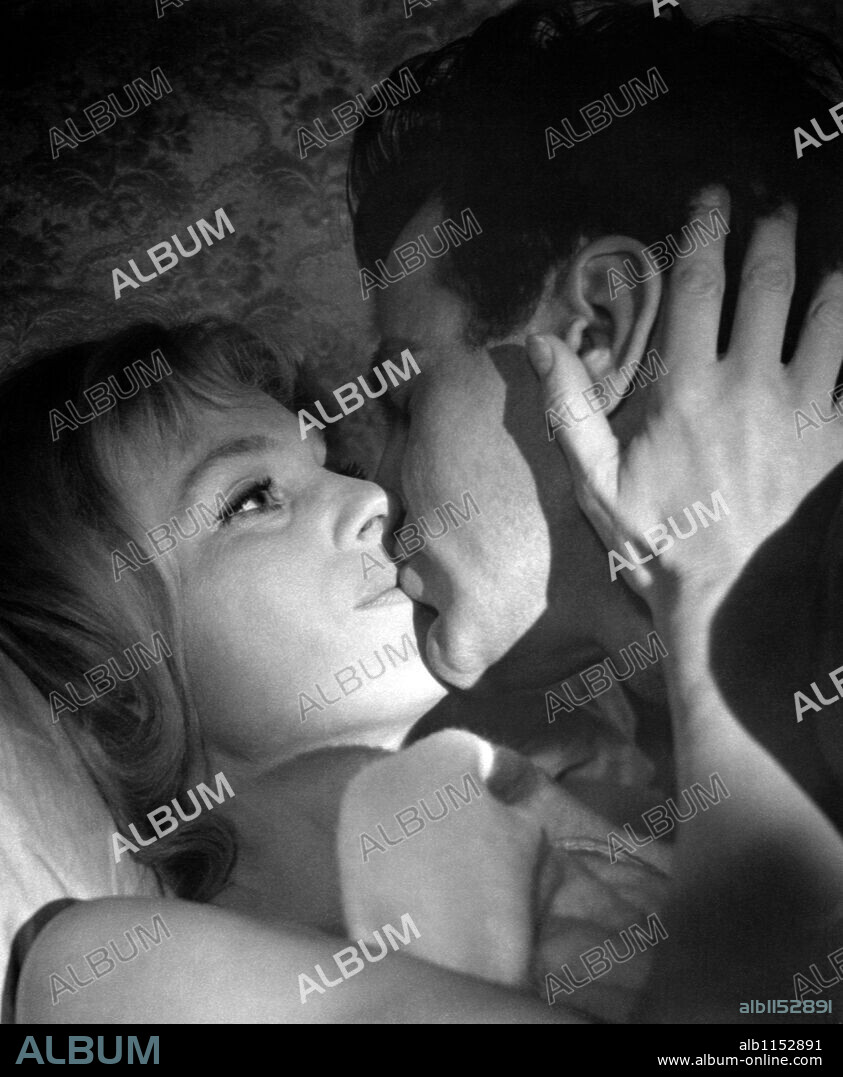 INGRID THULIN y MAXIMILIAN SCHELL en UNA LLAMADA A LAS DOCE, 1965 (RETURN FROM THE ASHES), dirigida por J. LEE THOMPSON. Copyright UNITED ARTISTS.