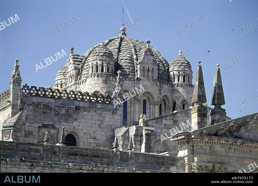 EXTERIOR DE LA CATEDRAL DE ZAMORA - CIMBORRIO CON CUPULA GALLONADA CONSTRUIDA HACIA EL AÑO 1200 - FOTO AÑOS 90 -.