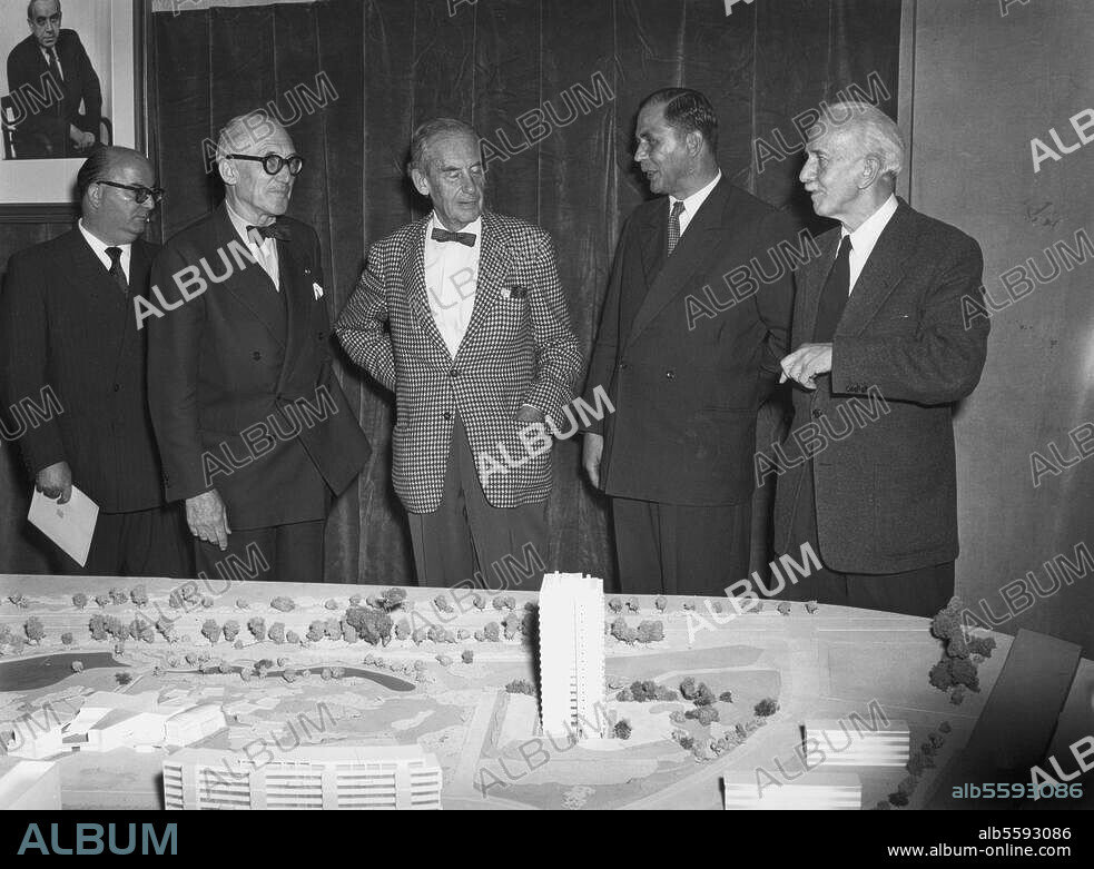 Berlin, Germany. Committee of the "Internationale Bauaustellung" (International Architecture Exhibition), Berlin, 1957. Group photo (from left to right): Klawonn, Le Corbusier, Walter Gropius, Senator Schwedler and Professor Bartning standing behind a model of the Hansaviertel, Berlin. Photo.