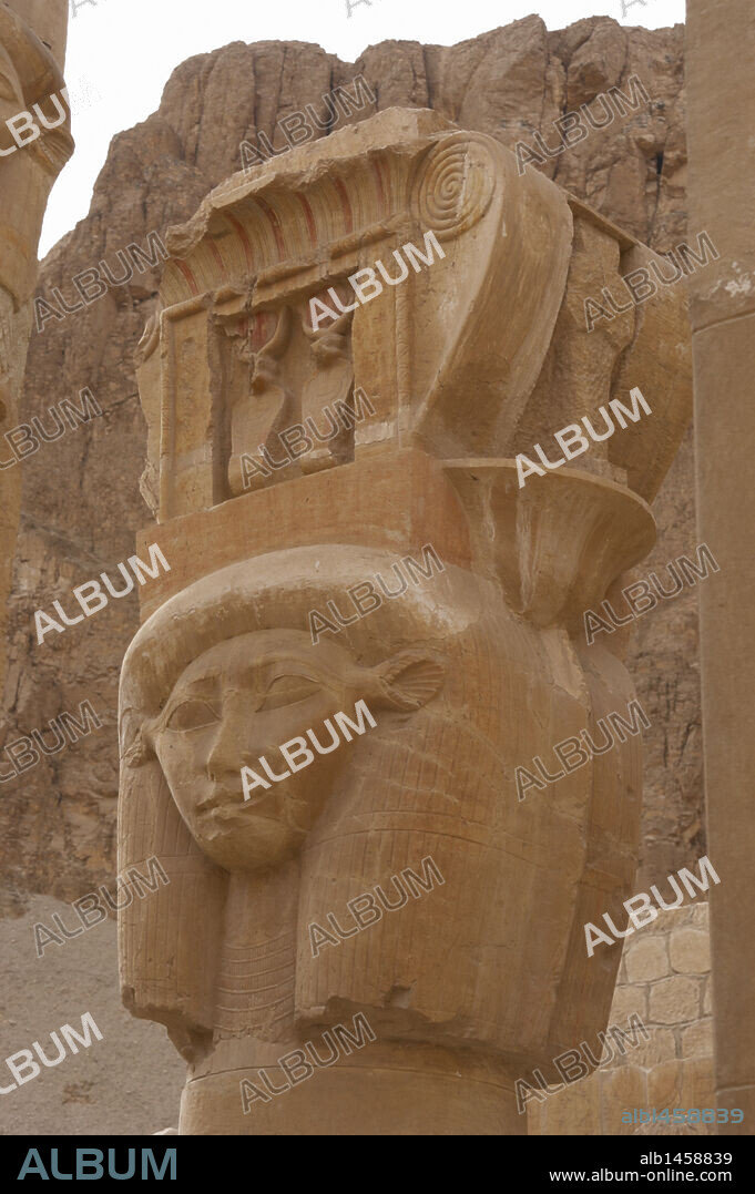 ARTE EGIPCIO. EGIPTO. Detalle de un pilar-columna hatórico perteneciente a la CAPILLA DE HATHOR. TEMPLO DE HATSHEPSUT. TEMPLOS DE DEIR EL-BAHARI. XVIII Dinastia. Imperio Nuevo.