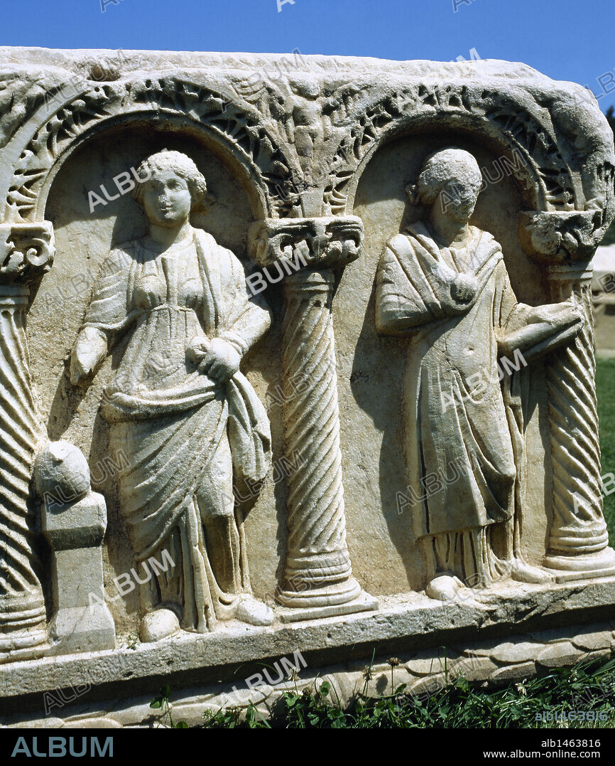 SARCOFAGO ROMANO. Detalle de una de las caras longitudinales donde se representa a dos MUSAS GRIEGAS, inspiradoras de las artes. AFRODISIA DE CARIA. Península Anatólica. TURQUIA.