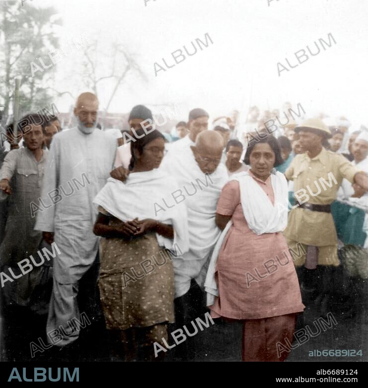 Mridula Sarabhai (2nd right), Mahatma Gandhi, Manu Gandhi, Khan Abdul Ghaffar Khan and others during Gandhi's peace march through Bihar, March 1947.