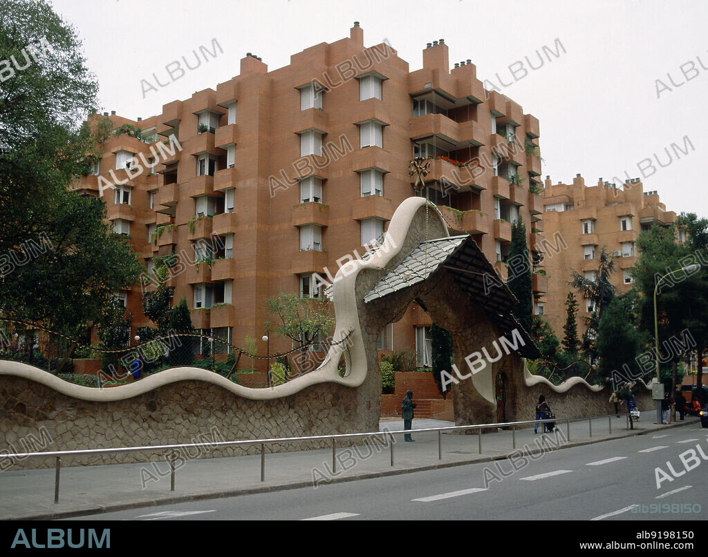 ANTONI GAUDÍ. MURO DE CIERRE Y PUERTA DE ENTRADA A LA FINCA DE HERMENEGILDO MIRALLES - 1902.