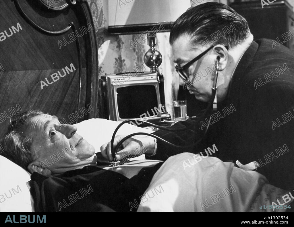 PACO MARTINEZ SORIA y RAFAEL LOPEZ SOMOZA en EL PADRE DE LA CRIATURA, 1972, dirigida por PEDRO LAZAGA. Copyright ESTUDIOS CINEMATOGRAFICOS ROMA.