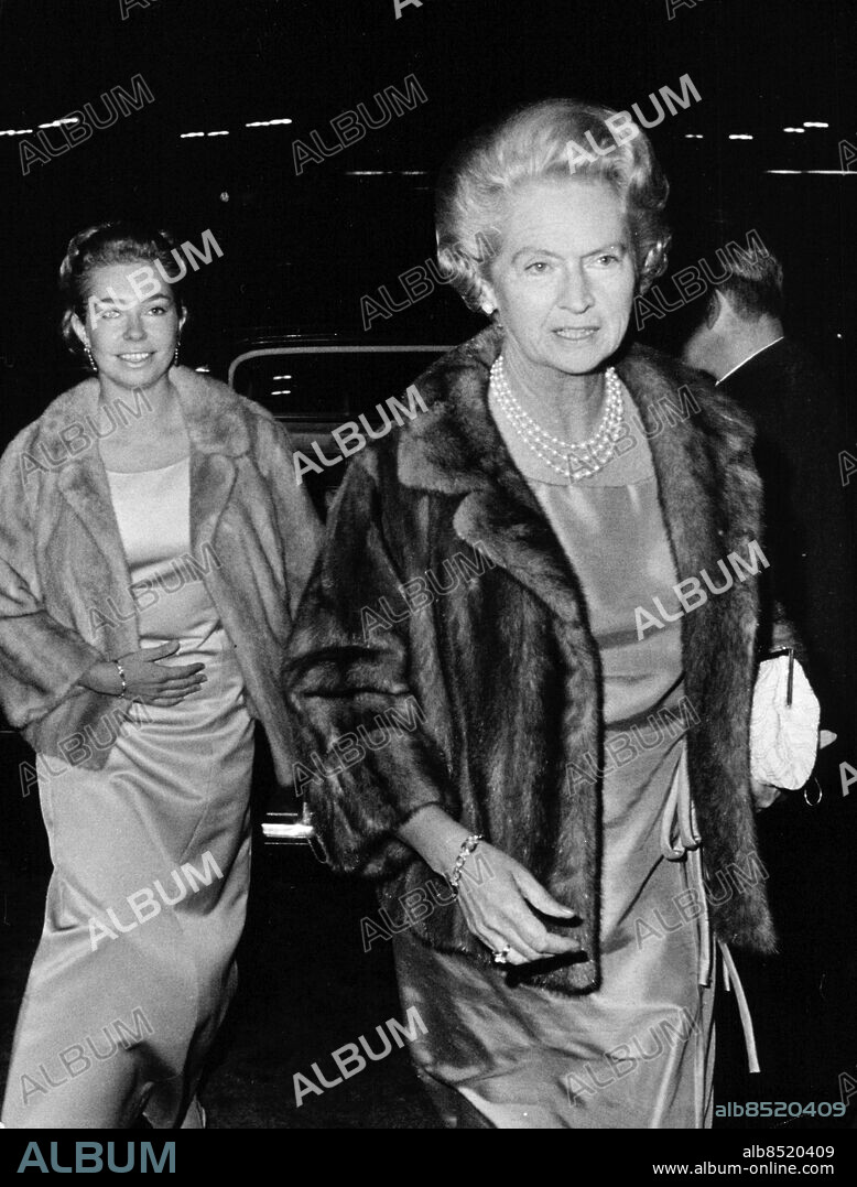 Stockholm 1966-10-28. Prinsessorna Christina och Sibylla anländer till hotell Strand för att fira greve Carl Johan Bernadotte som fyller 50 år. Foto: Ragnhild Haarstad / SvD / TT / kod 12014.