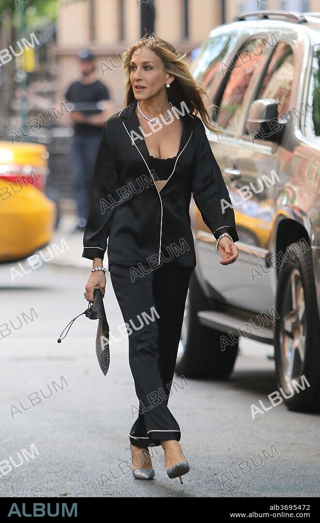 June 5 2018 New York New York United States Actress Sarah Jessica Parker shoots a commercial for Italian lingerie company Intimissimi outside her house in the West Album alb3695472