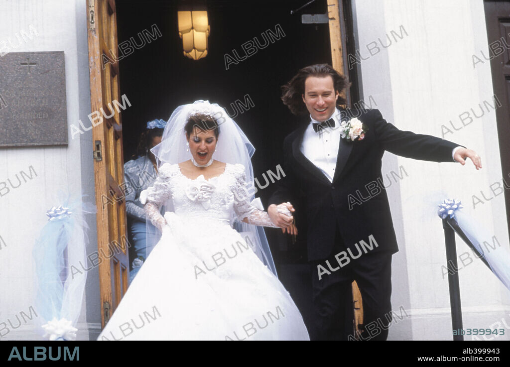 JOHN CORBETT and NIA VARDALOS in MY BIG FAT GREEK WEDDING, 2002, directed by JOEL ZWICK. Copyright IFC FILMS.