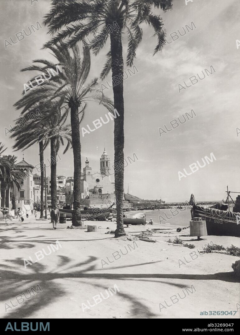 Catalunya. Playa y puerto de Sitges. Años 1950.