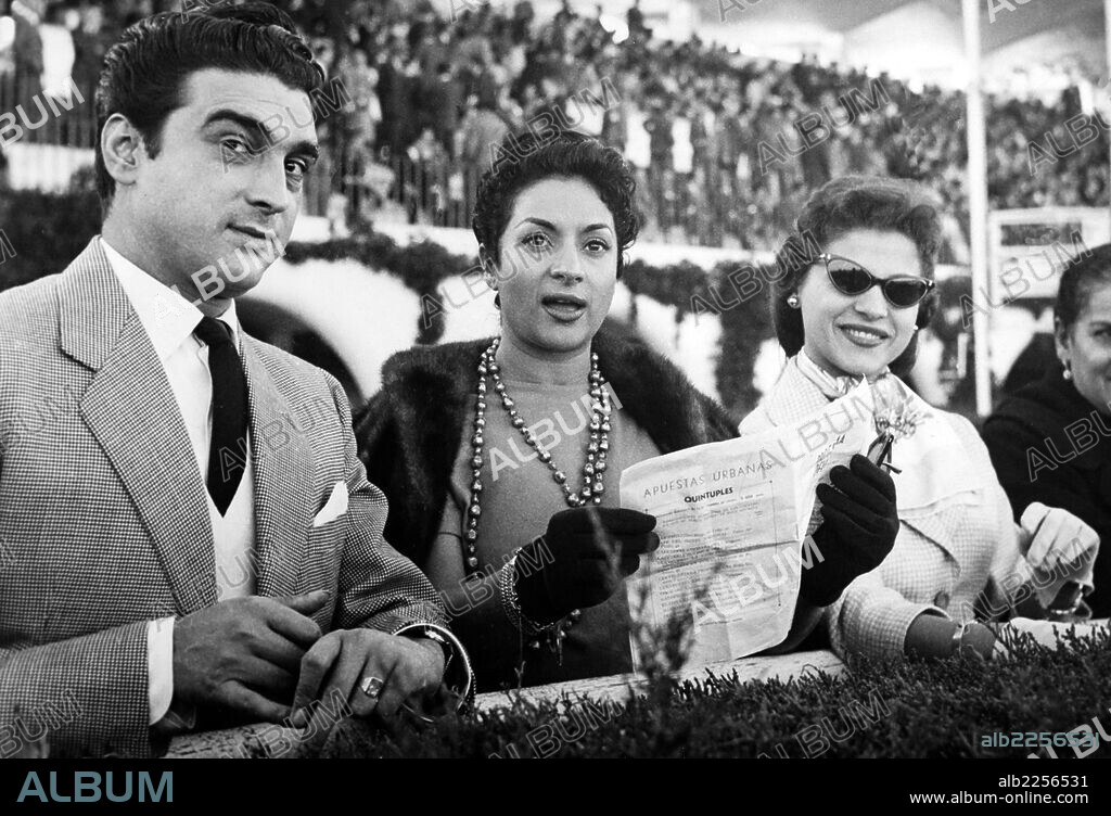 LOLA FLORES Y CARMEN FLORES JUNTO A LUIS AGUILAR , MIGUEL ACEVES MEJIA A SU . LLEGADA A MEXICO EN EL AÑO 1955.