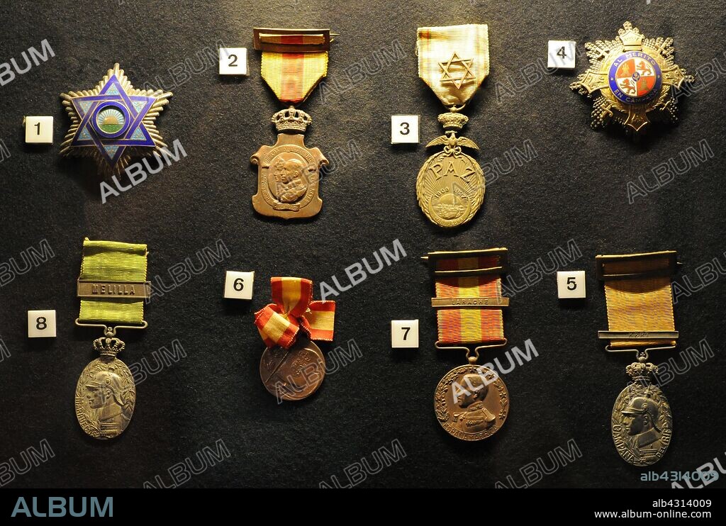 Museo Naval. Condecoraciones militares: 1. Placa de Comendador en la Orden Mehdavia. Establecida el 18 de agosto de 1926. Perteneciente al almirante Alejandro Molins; 2. Medalla de homenaje de los Ayuntamientos a los Reyes (R. O. de 17 de mayo de 1925); 3. Medalla de la Paz de Marruecos (R. O. de 21 de noviembre de 1927). Perteneció al almirante Alejandro Molins; 4. Cruz de Guerra (O. C. de 29 de marzo de 1938). Perteneció al almirante Alejandro Molins; 5. Medalla de la campaña de Melilla (R. D. de 20 de marzo de 1910) con pasador del R. D. del 8 de septiembre de 1910. Perteneció al almirante Benitez Inglott; 6. Medalla del Crucero Cataluña,1908; 7. Medalla de África (R. D. de 8 de septiembre de 1912) y 8. Medalla militar de Marruecos (R. D. de 29 de junio de 1916). Perteneció al almirante Alejandro Molins. Madrid. España.