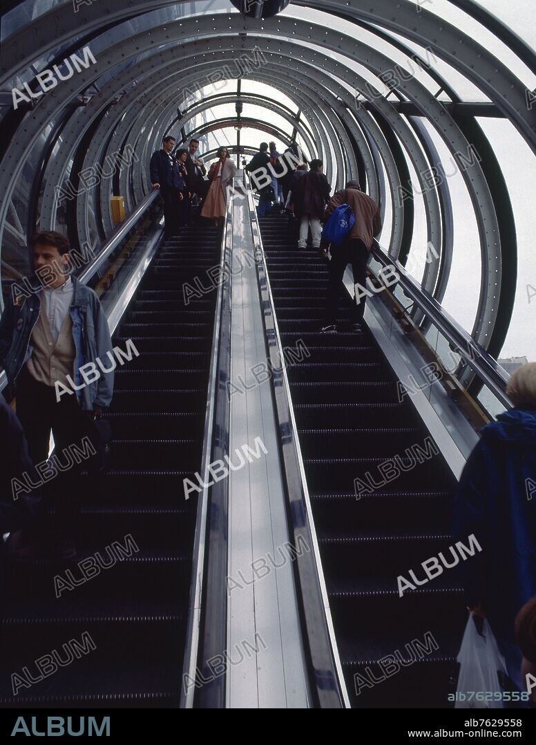 RENZO PIANO 1937 / Y RICHARD ROGERS 1933/. BOVEDA DE CRISTAL EN LAS ESCALERAS MECANICAS DE COMUNICACION INTERNA DEL MUSEO.