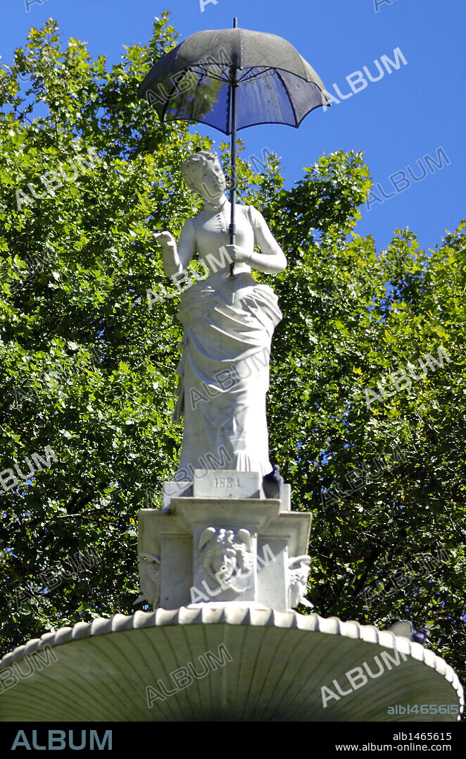 ARTE SIGLO XIX. ESPAÑA. JOAN ROIG I SOLER (1852-1909). Escultor español. "FUENTE DE LA DAMA DEL PARAGUAS (LA DAMA DEL PARAIGUA) " (1884). El modelo femenino que utilizó el artista fue el de su sobrina. Se encuentra en el Parque de la Ciudadela. BARCELONA. Cataluña.