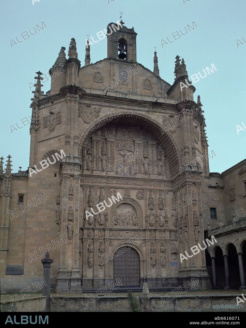 JUAN DE ALAVA. FACHADA PLATERESCA DE LA IGLESIA DEL CONVENTO DE SAN ESTEBAN - SIGLO XVI.