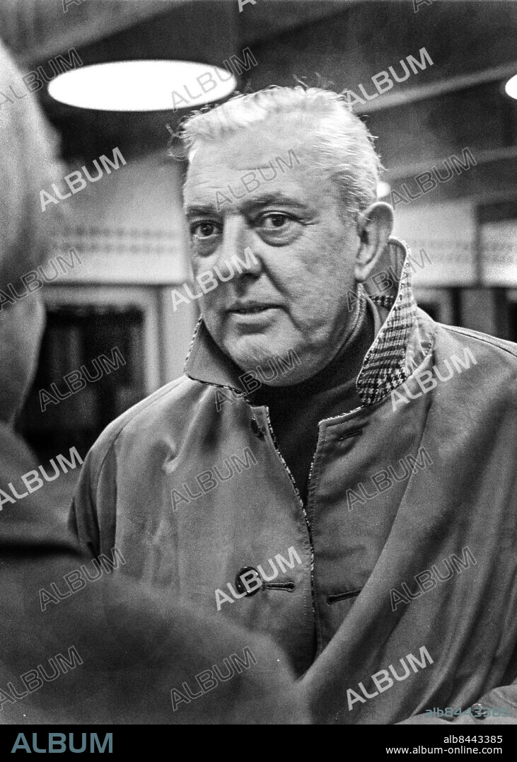 STOCKHOLM 1968-10-30.. Jacques Tati, fransk filmregissör och skådespelare, besöker Sverige och TV-programmet Timmen.. Foto: Bo-Aje Mellin / RiR / SVT / Kod: 5600 . RiR 19248 sv/v neg.