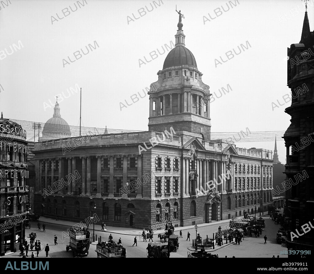 Central Criminal Court, Old Bailey, City of London, 1910, viewed from Holborn Viaduct. The dome of the Court building is topped by a figure holding a sword and a set of scales, representing justice.The present building, designed by Mountford and opened in 1907, is on the site of the former Newgate Prison. A court has been situated in the area since the 16th century.