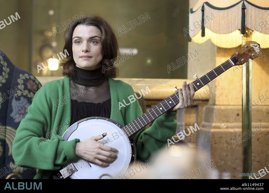 RACHEL WEISZ in THE BROTHERS BLOOM, 2008, directed by RIAN JOHNSON. Copyright ENDGAME ENTERTAINMENT/RAM BERGMAN PRODUCTIONS.