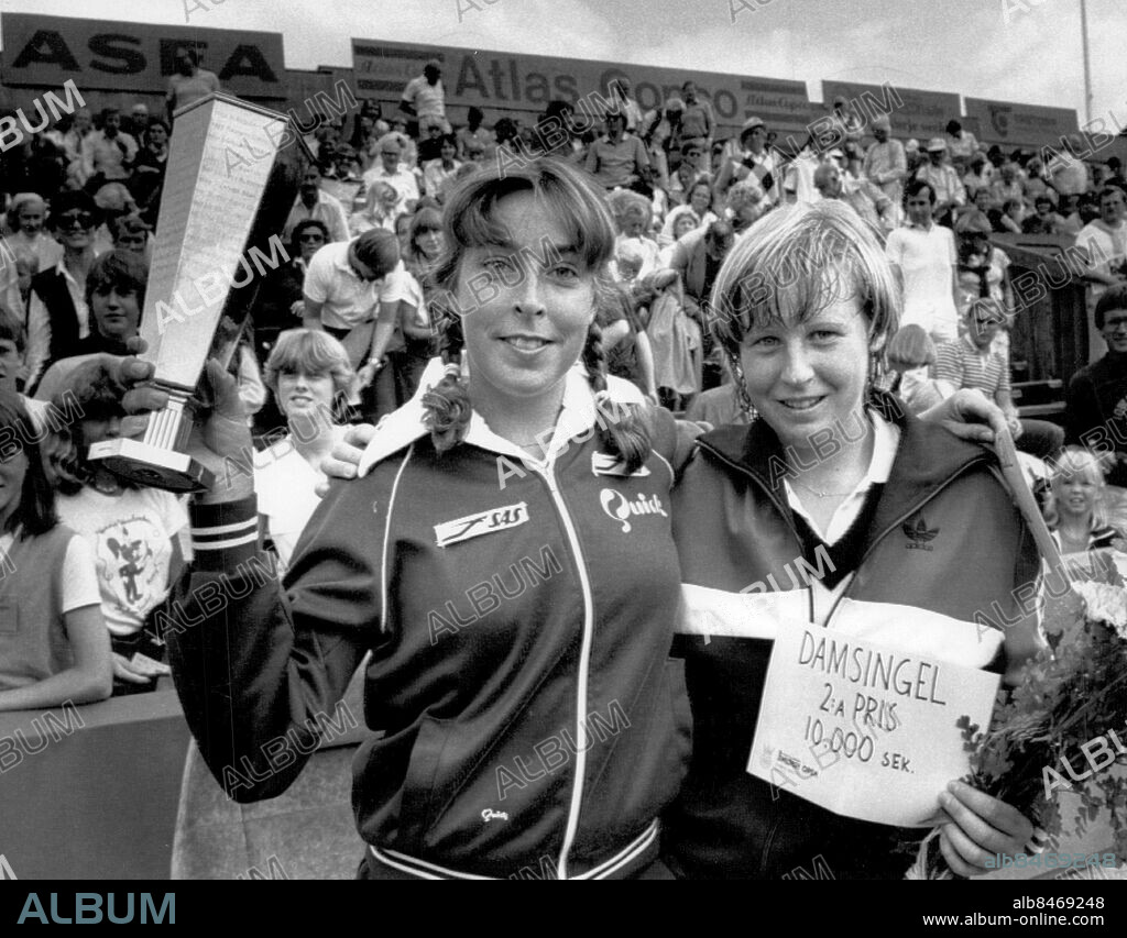BÅSTAD 1981-07-27.. De segrande svenska flickorna under Båstads-tennisen, Lena Sandin och Catrin Jexell.. Foto: Roony Johansson / Skånereportage / IBL Bildbyrå / TT / kod 36100.