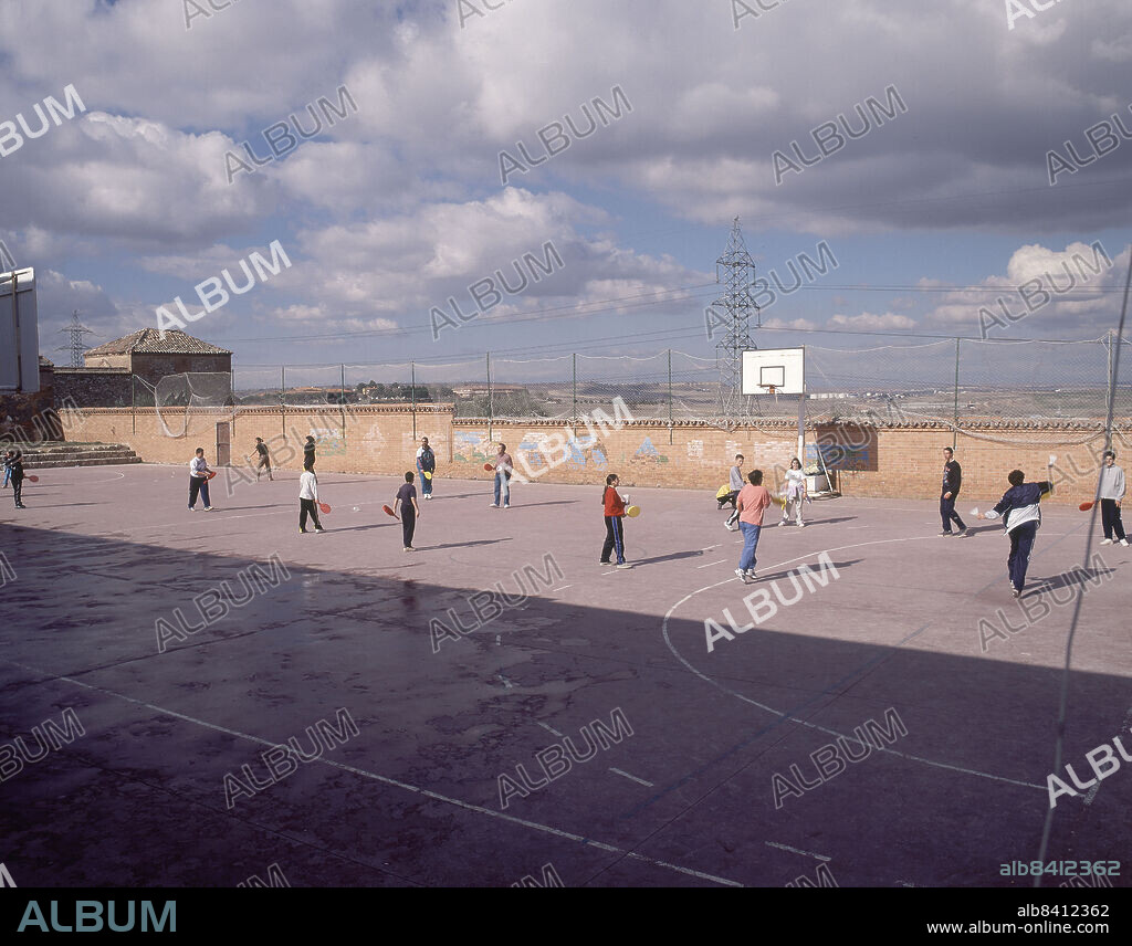 NIÑOS JUGANDO EN EL PATIO DEL COLEGIO.