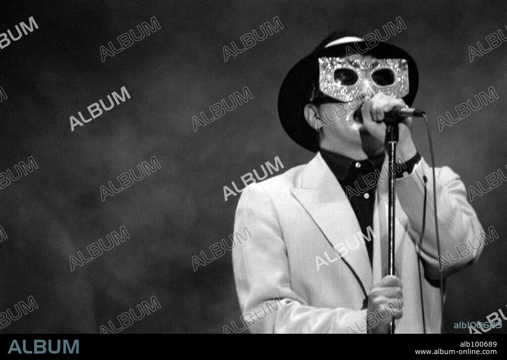 Javier Gurruchaga, cantante, actor y showman español, en una actuación de su Orquesta Mondragon. (Orquestamondragon1©DJC).