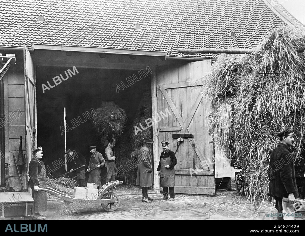 GERMANY BERLIN around 1930. Orig. caption ... BEHIND THE BACKGROUND OF THE BERLIN ZOO. The care of animals. The daily need for straw and hay. Photo: Telna / AB Text & Bilder / SVT / Code: 5600 Bildserier Fotoreportage Folder: Berlin Zoo -1939 G 39L sites: BERLIN; GERMANY PhotoDate: 193? - ?? - ??.