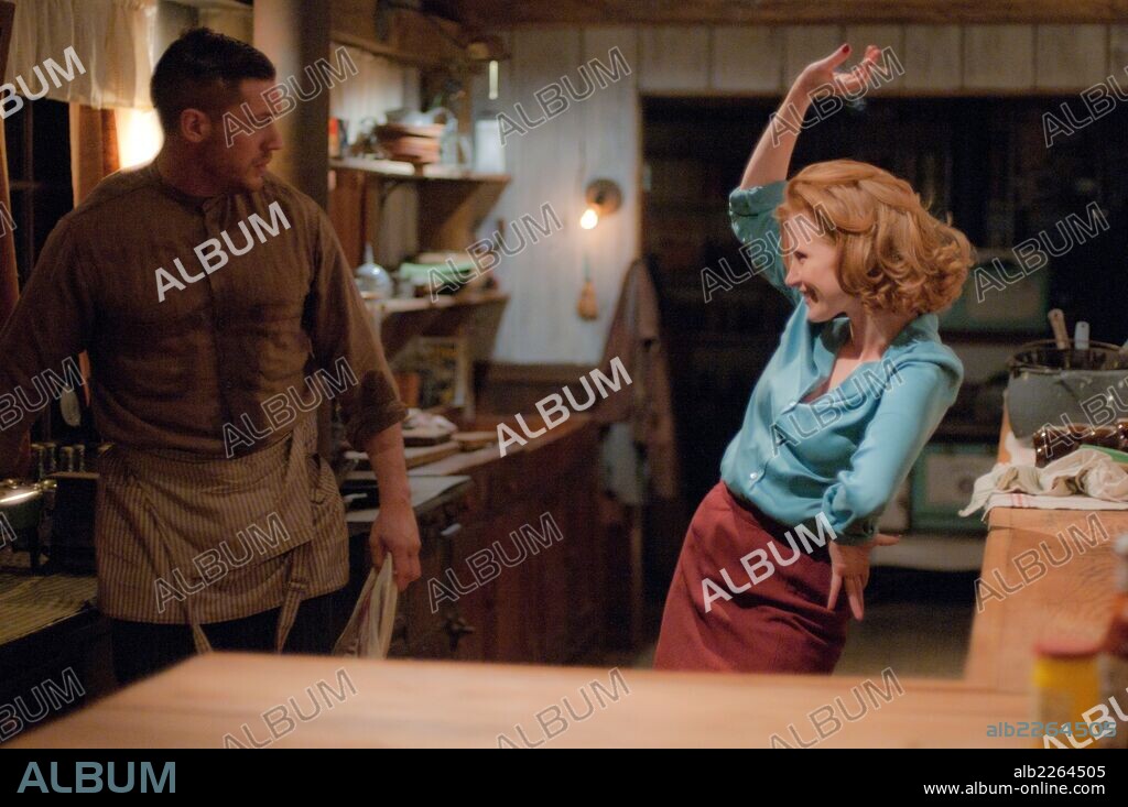 JESSICA CHASTAIN y TOM HARDY en SIN LEY [LAWLESS], 2012 (LAWLESS), dirigida por JOHN HILLCOAT. Copyright BENAROYA PICTURES.