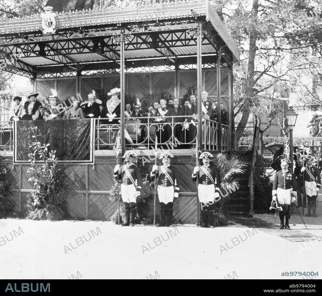 April 8, 1915. The flag oath in Madrid. The royal family on the platform from which they heard the campaign mass.