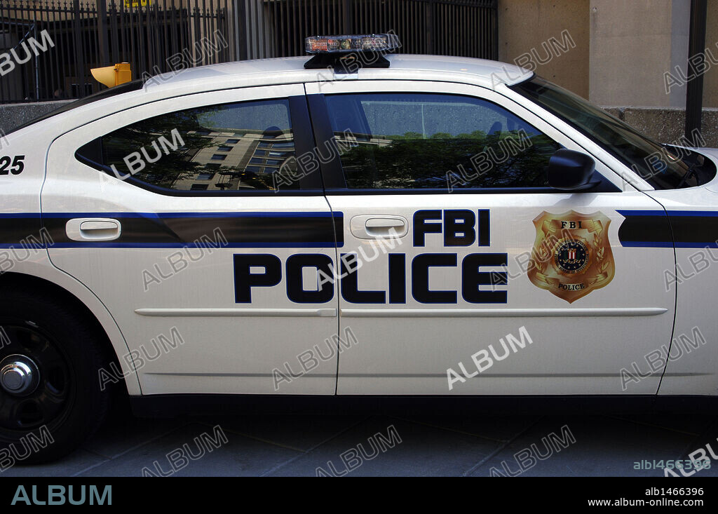 COCHE DE POLICIA frente a la SEDE del F. B. I. (FEDERAL BUREAU OF INVESTIGATION). WASHINGTON D. C. Distrito de Columbia. Estados Unidos.