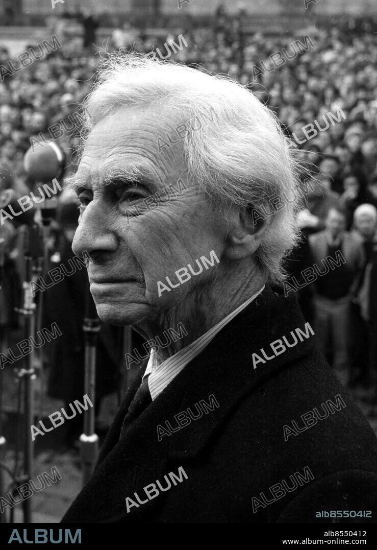 Orig. bildtext... INVENTOR OF RADAR ATTACKS GOVERNMENT. Sir Robert Watson - Watt, the inventor of radar, spoke of the great danger of world destruction at a mass rally in Trafalgar Square, London, yesterday. Sir Robert was a witness who was not allowed to answer questions at the recent trial of anti-nuclear demonstrators who were charged under the official secrets act. The rally had been called yesterday by the Committee of 100 to protest about the way in which the trial had been carried out: In front of 2,000 supporters standing in the chill wind and flurrying snow, Sir Robert, who had been brought from Santa Barbara, California, specially for the trial, said: The fairy Tale of the great deterrent is a menace not only to our survival, but to the survival of the human race. He said no invention was perfect. Radar warning systems depended on humanbeings, who were even less perfect. The situation was fraught with danger of human or mechanical error. He said that at the end of 1960 the world's stockpile of nuclear weapons was about 60,000 megatons - three million Hiroshimas. Earl Russell, the leader of the Committee of 100, said that the trial had shown the Government were not concerned with the morality welfare and conscience of the population. This was the mentality that made Buchenwald possible he said. Another speaker was the actress Vanessa Redgrave, who has been acclaimed in Britain as the Actress of the Year. This Picture is of Earl Russell at the Rally. Anm. Nobelpriset i litteratur 1950. Författare persons: Bertrand Russell sites: LONDON ;STORBRITANNIEN.