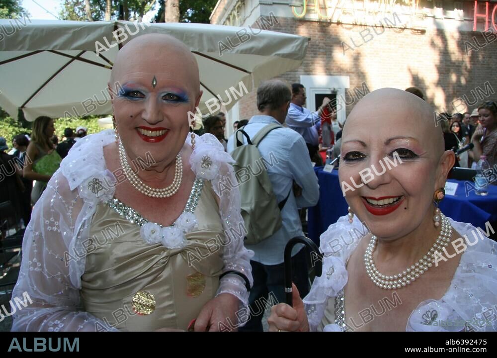 Eva & Adele, Aktionskünstlerpaar.-Eva & Adele auf der 53. Biennale di Venezia, Juni-November 2009.-Foto, Venedig, 4.6.2009.
