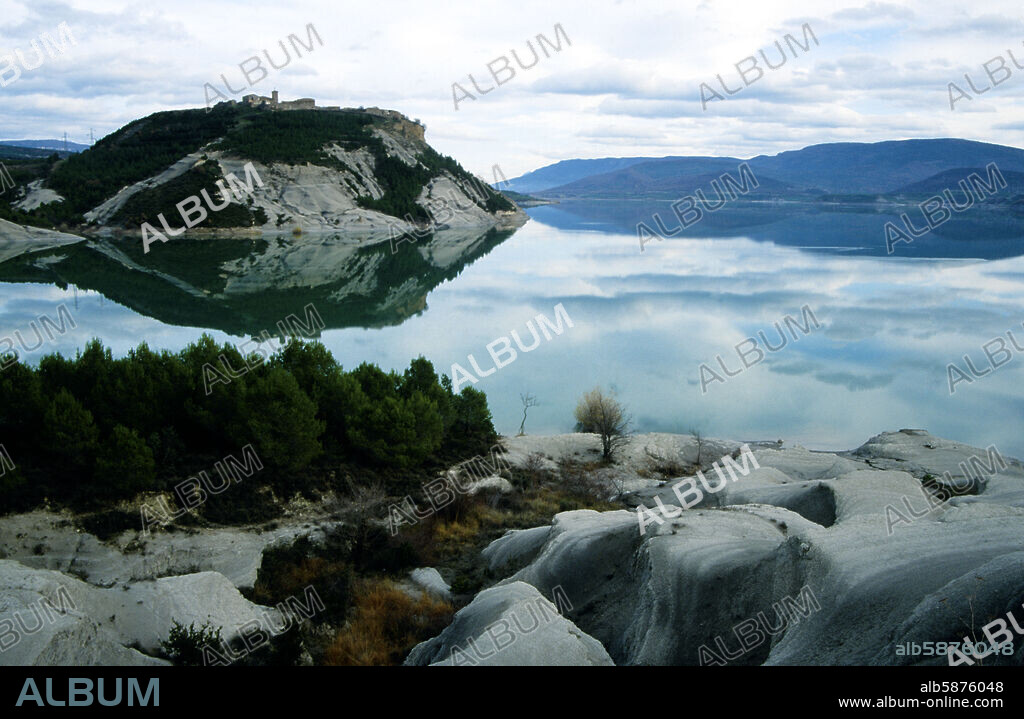 Embalse de Yesa y pueblo abandonado de Tiermas (Camino Santiago).