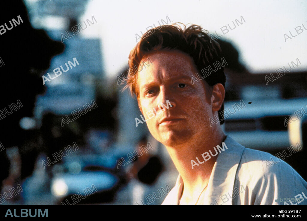 ERIC STOLTZ en DOS DÍAS EN EL VALLE, 1996 (TWO DAYS IN THE VALLEY), dirigida por JOHN HERZFELD. Copyright RYSHER ENTERTAIMENT.