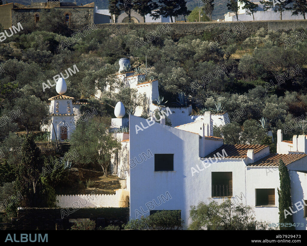 CASA DONDE VIVIO DALI-DETALLE DE TEJADOS Y CHIMENEAS.
