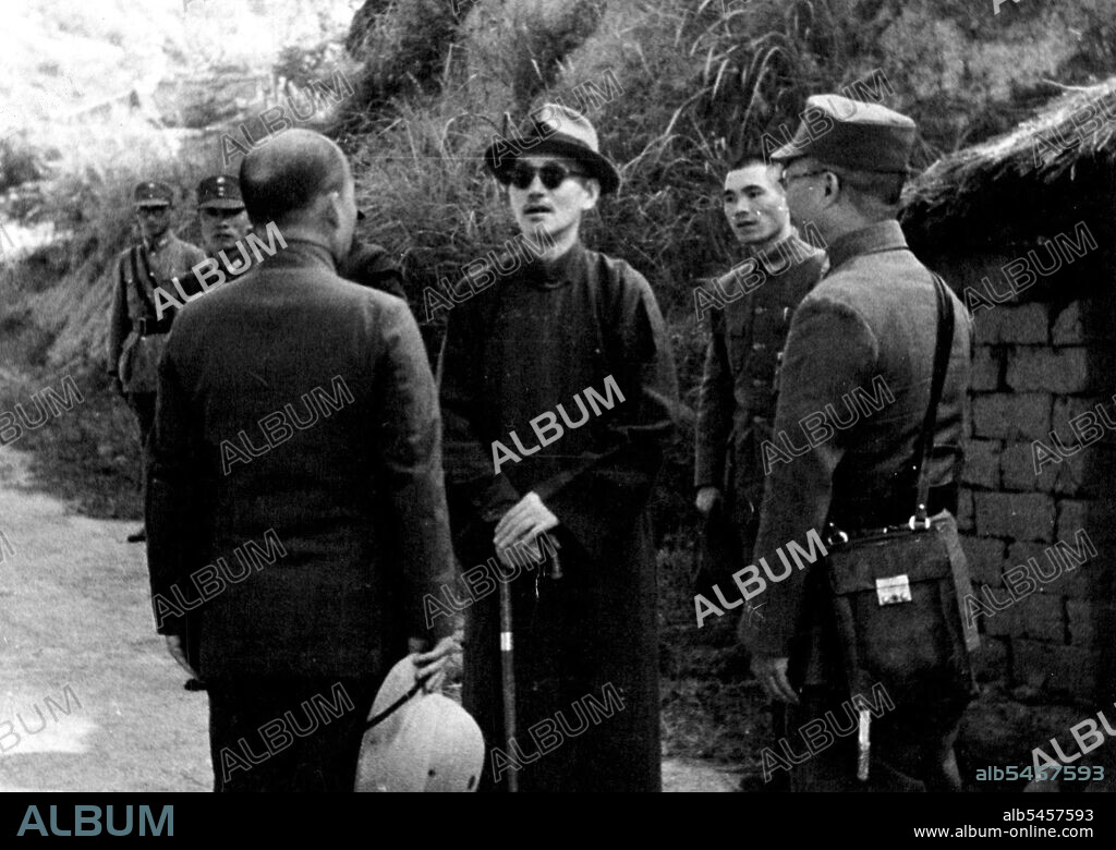 Chiang Kai Shek generalising wearing dark glasses & long cleansed who ***** a town of the Hunan battlefront from R.K.MacDonald. December 4, 1941. (Photo by The Central News Agency).